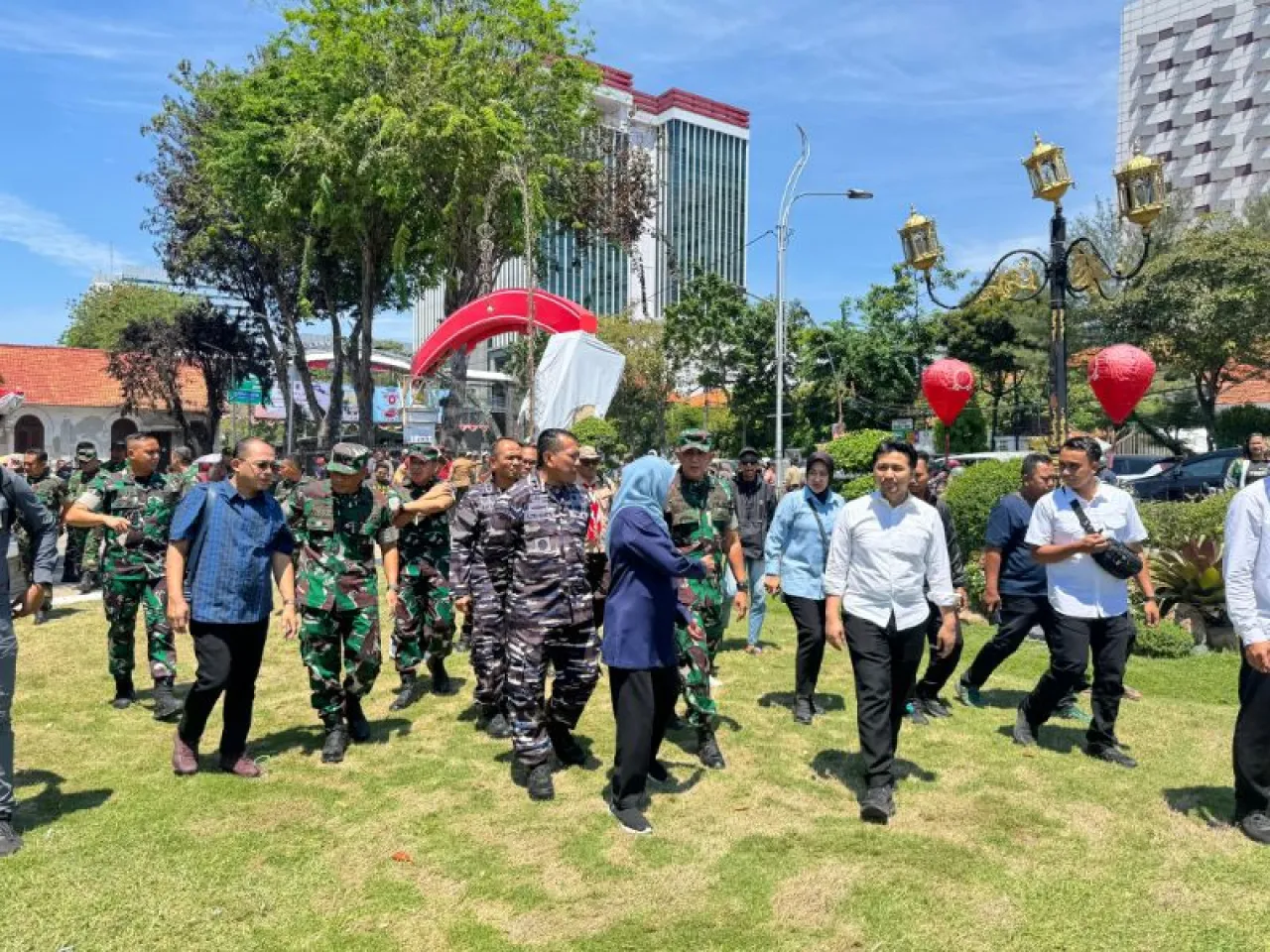 Gubernur dan Wakil Gubernur Cek Kondisi Gedung Negara Grahadi Pasca Dibakar Massa