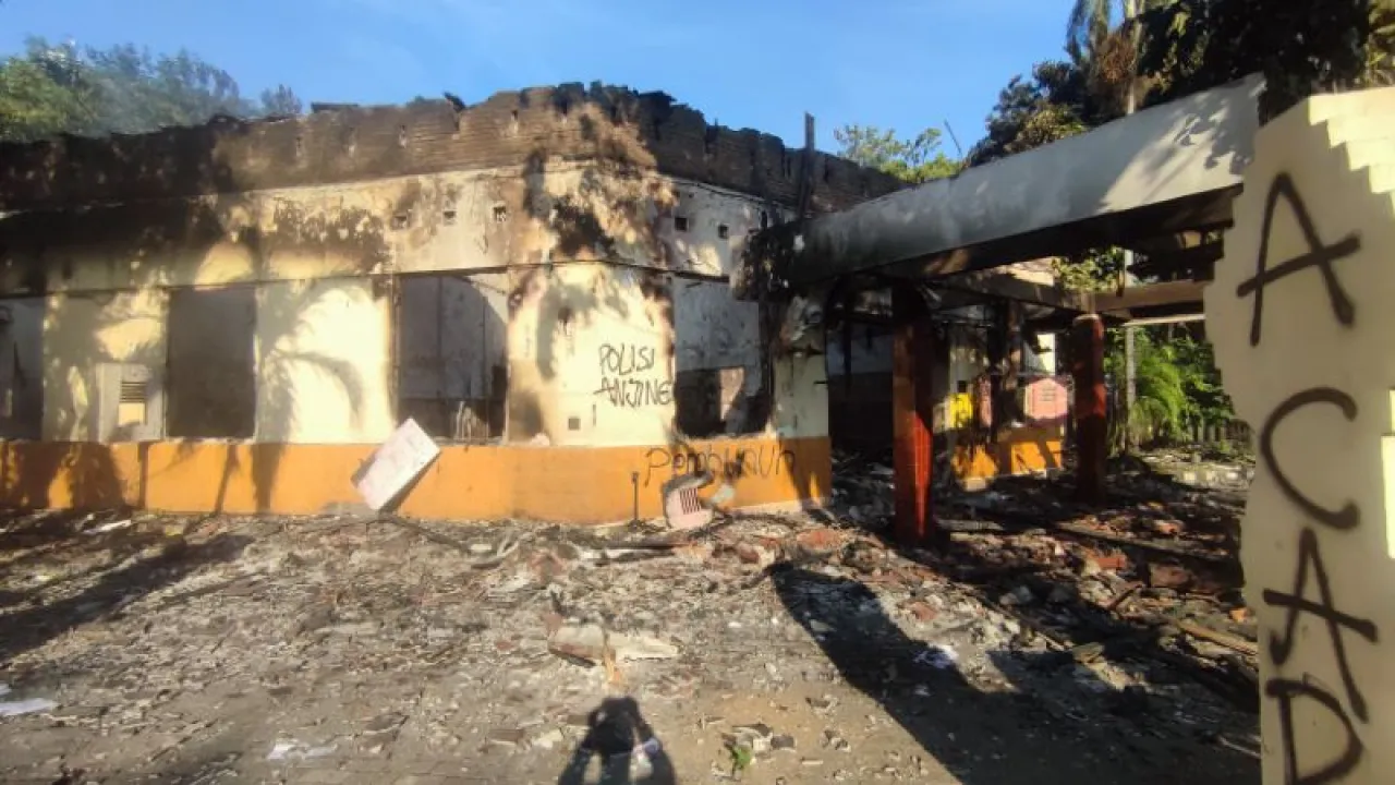 Mapolsek Tegalsari dan Grahadi di Surabaya Hangus Terbakar, Barang-Barang Ludes Dijarah