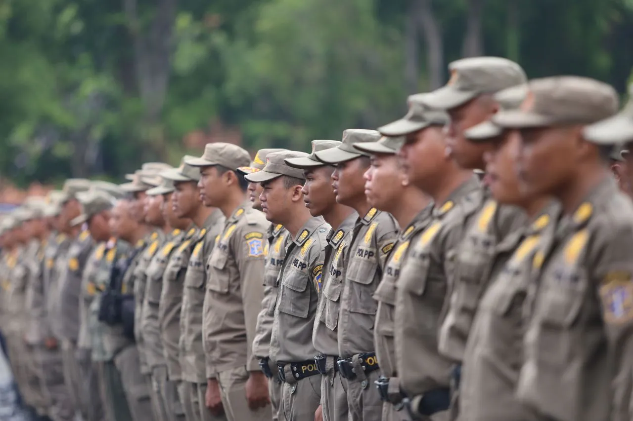 Satpol PP Surabaya Sisir Jalan, Antisipasi Insiden Akibat Benang Layangan