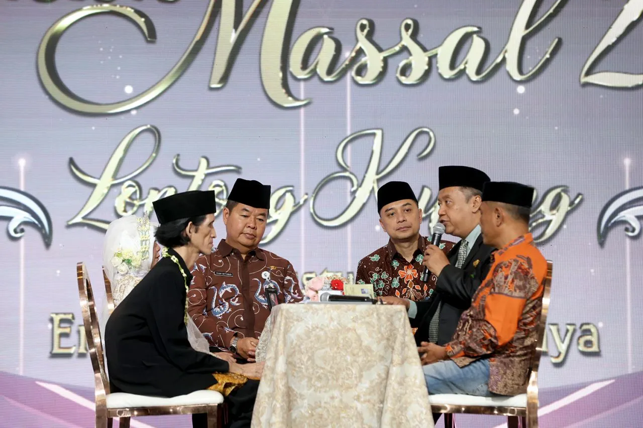 Wali Kota Eri Cahyadi Jadi Saksi Nikah Pasangan Tunanetra di Isbat Nikah Massal Surabaya