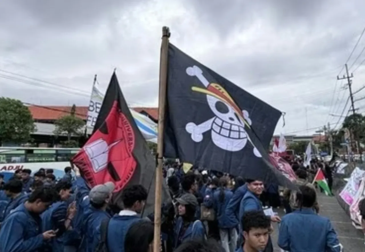 Kibarkan Bendera One Piece di DPRD Jatim, Mahasiswa Surabaya Bergerak