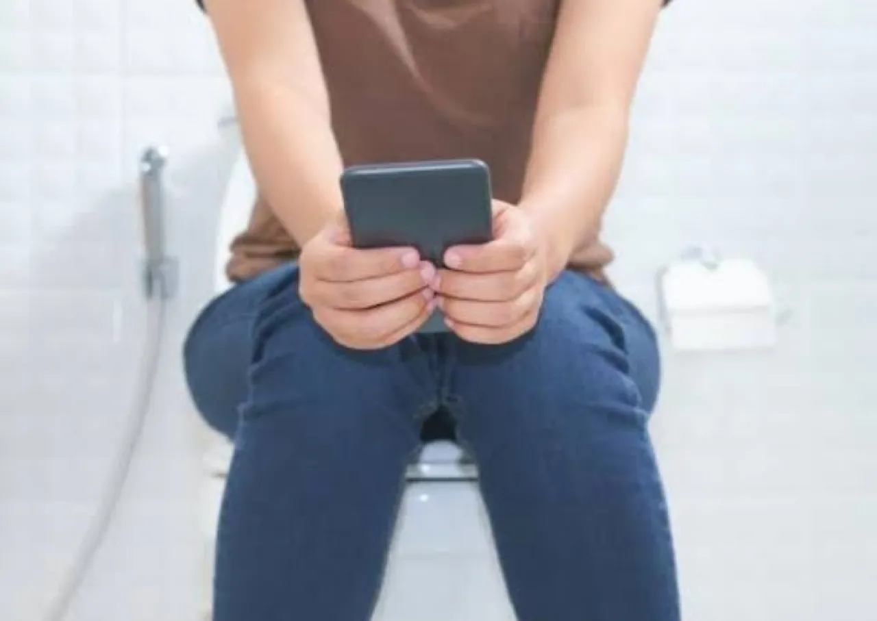 Buang Air Besar sambil Mainan HP Bisa Picu Wasir