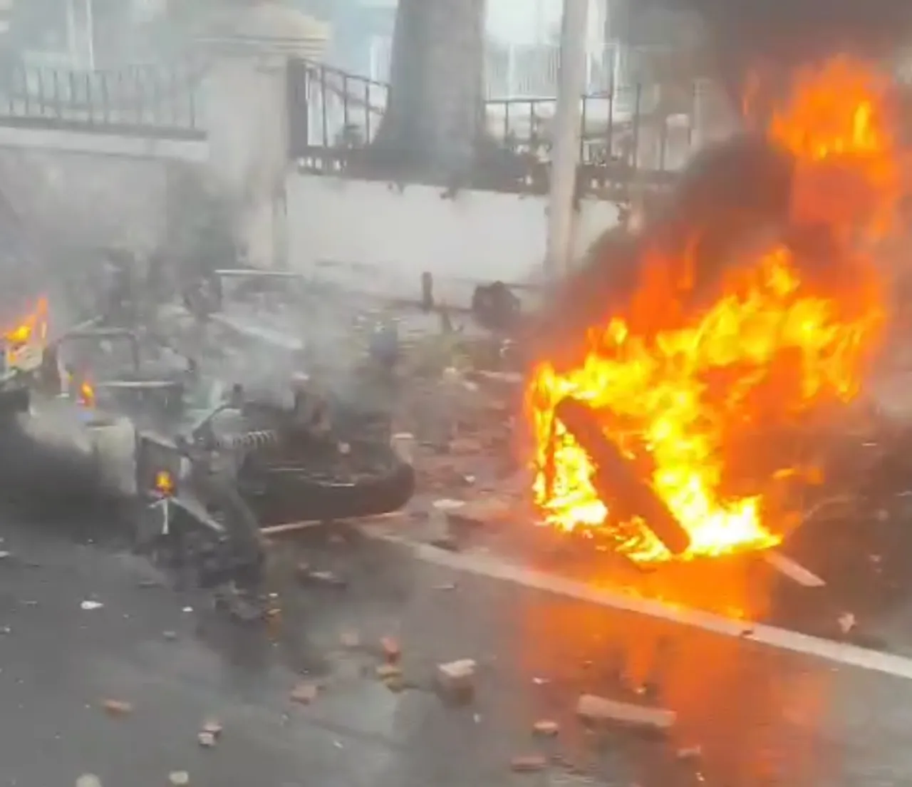 Puluhan Motor Dibakar Demonstran Depan Grahadi Surabaya