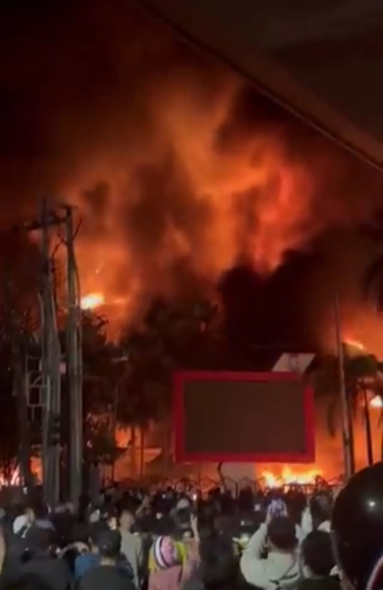 Gedung DPRD Makassar Dibakar Massa,  3 Orang Tewas