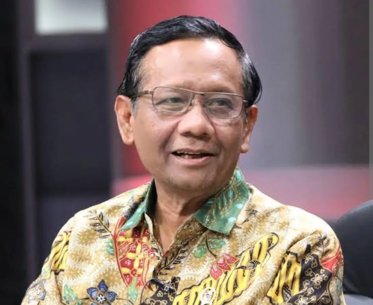 Mahfud MD Minta UGM Tak Mati-matian Bela Jokowi