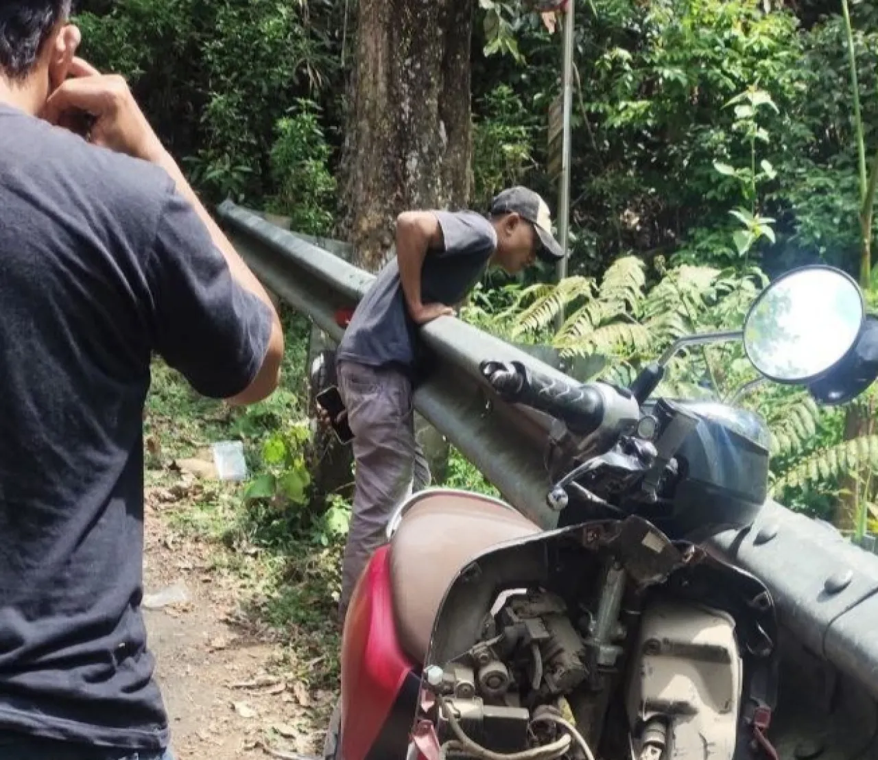 Jalan Menanjak, Scoopy Tabrak Pembatas Jalan