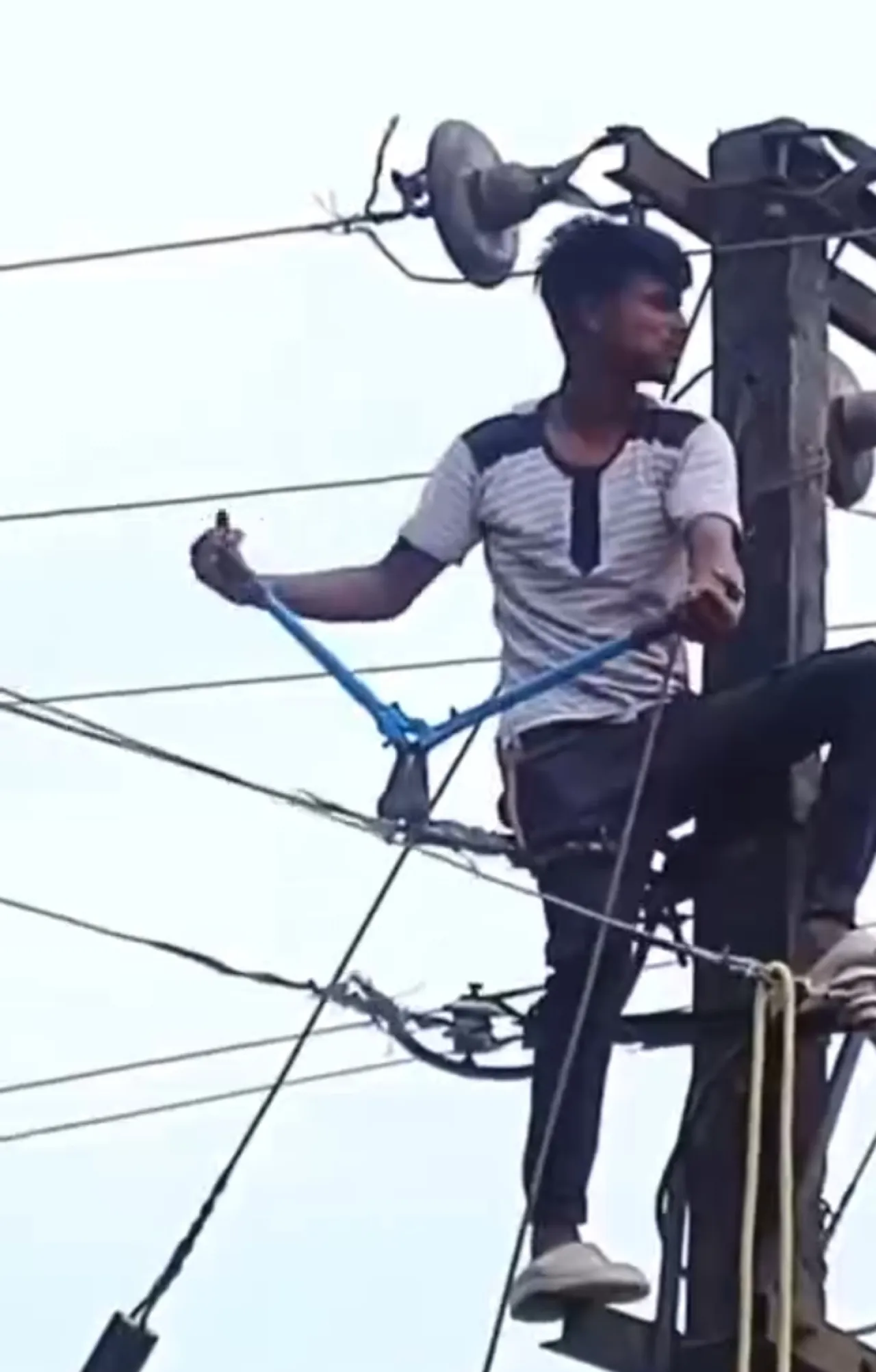 Telpon Dicueki Sang Kekasih, Pria Ini Putus Listrik Satu Desa