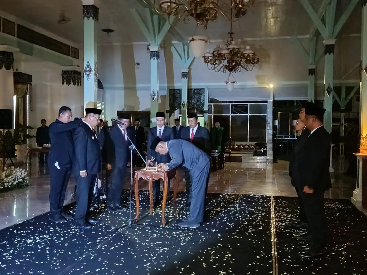 Bupati Madiun Lantik 4 Pejabat Eselon II dalam Suasana Gelap dan Hanya Diterangi Lilin