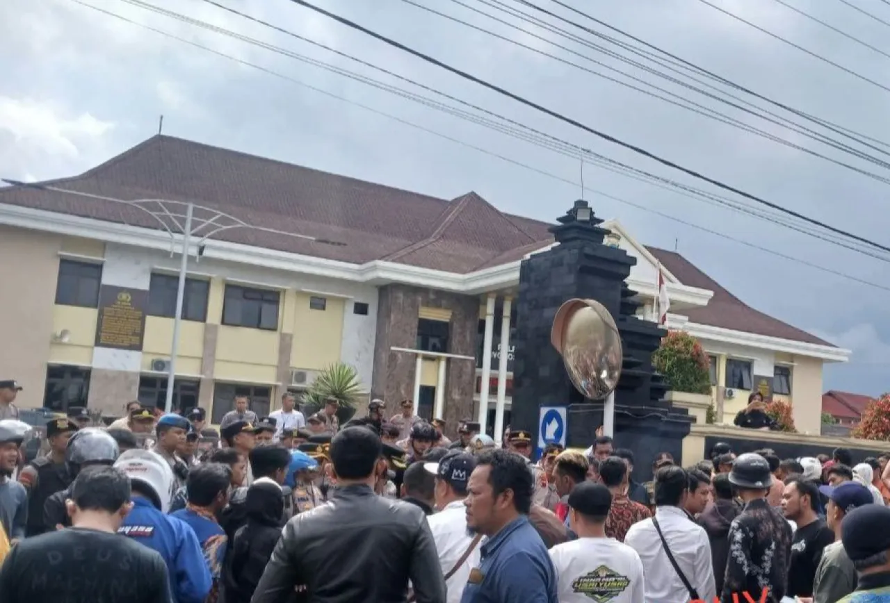 Kafe di Wonosobo Dirusak Massa usai Serda RS Tewas Dibacok