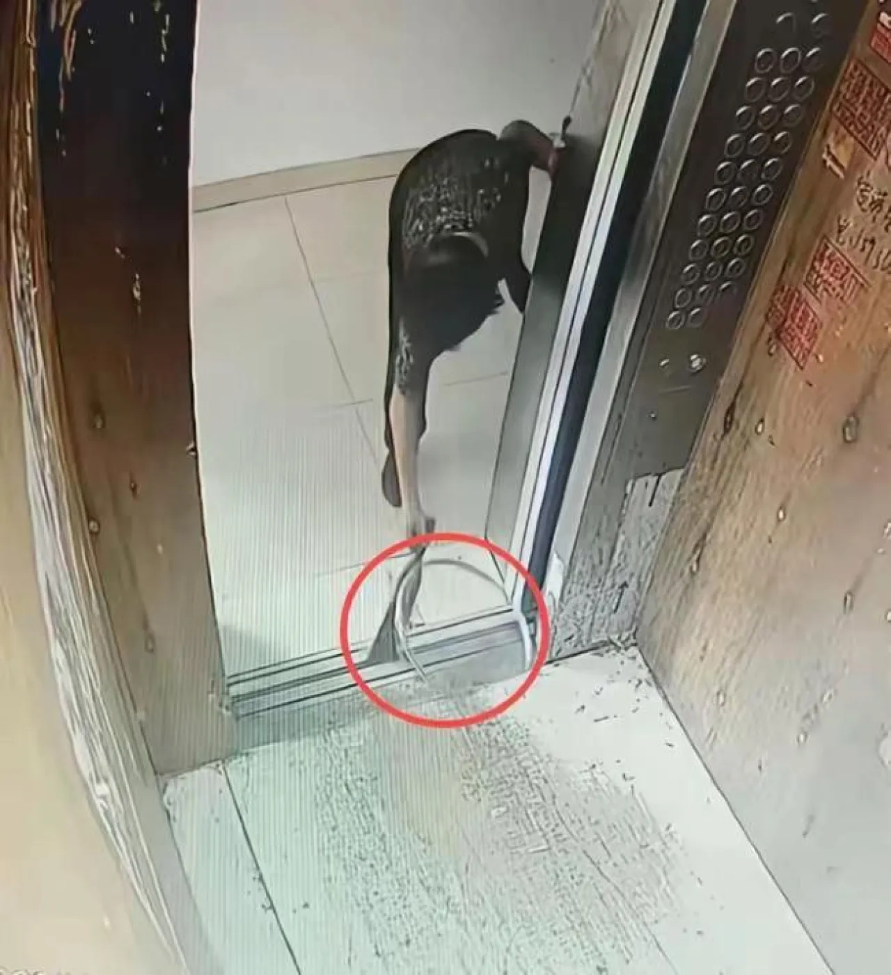 Pintu Diganjal Kapak oleh Nenek, Lift Apartemen Runtuh