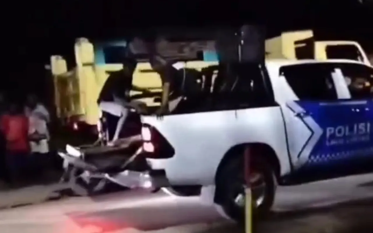 Diduga Ngebut, Pemotor Tabrak Bagian Belakang Truk