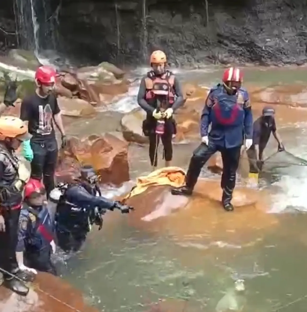 Jasad Pria Tenggelam Nyangkut di Batu Curug Seribu Bogor