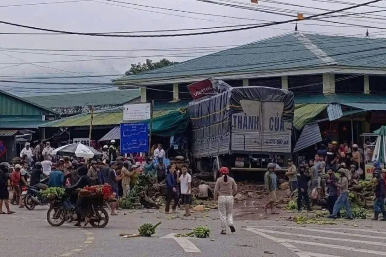 Truk Tabrak Kerumunan di Pasar, 3 Tewas dan 9 Luka
