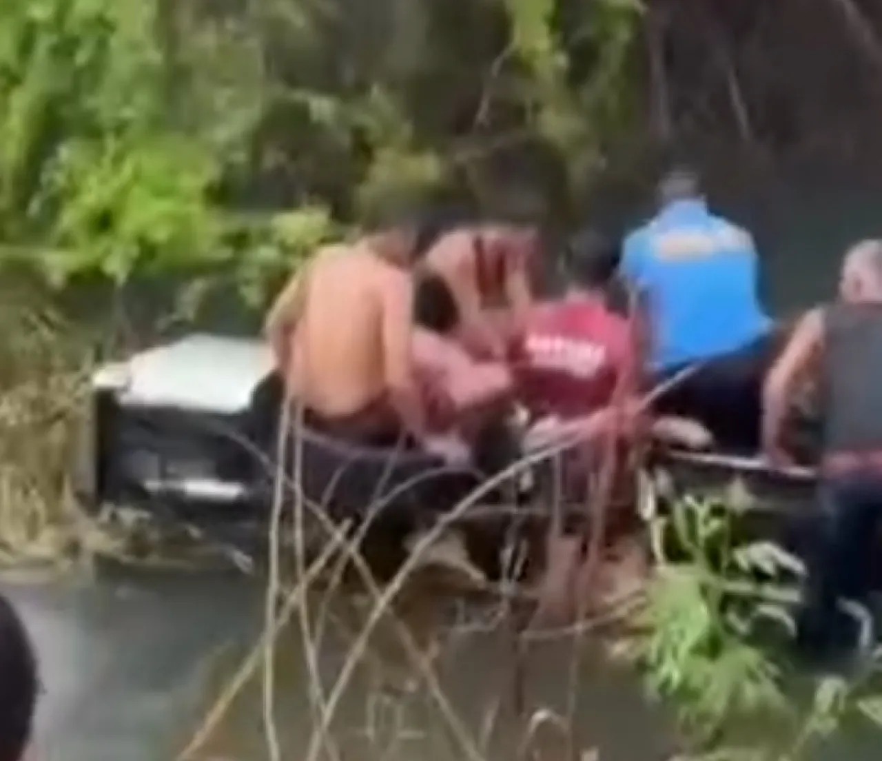 Salip Becak, Mobil Nyemplung Sungai