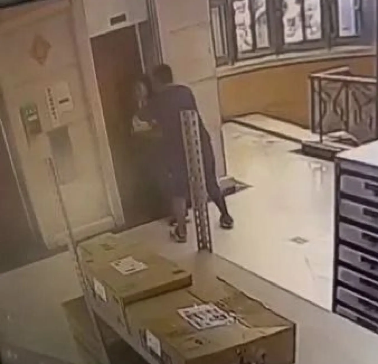 Dikomplain Soal Kebersihan, Petugas Cleaning Servis Dorong Penghuni Apartemen ke Lubang Lift