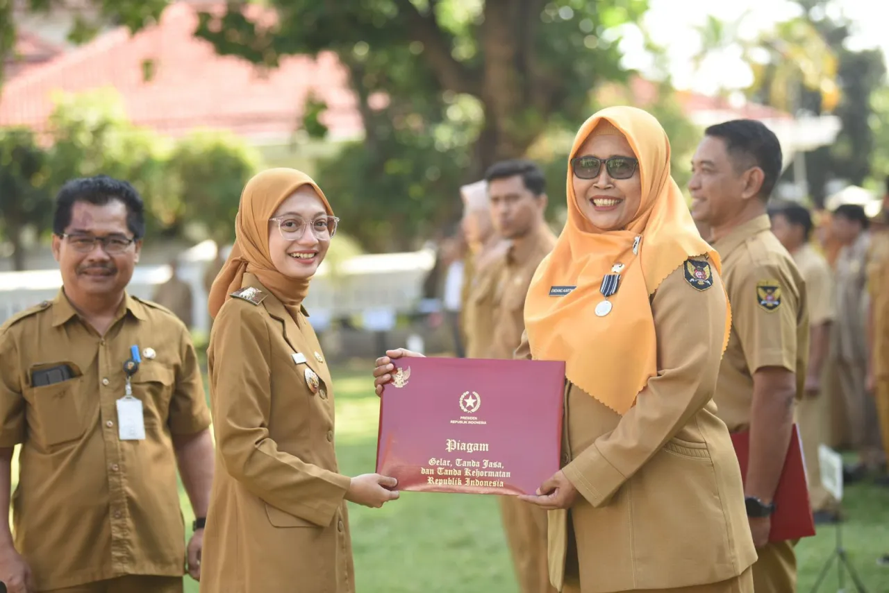 Ratusan PNS Pemkot Kediri Terima Tanda Kehormatan Satyalancana Karya Satya