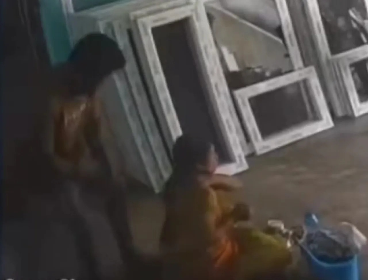 Tak Diberi Makanan, Kapak 'Berbicara'