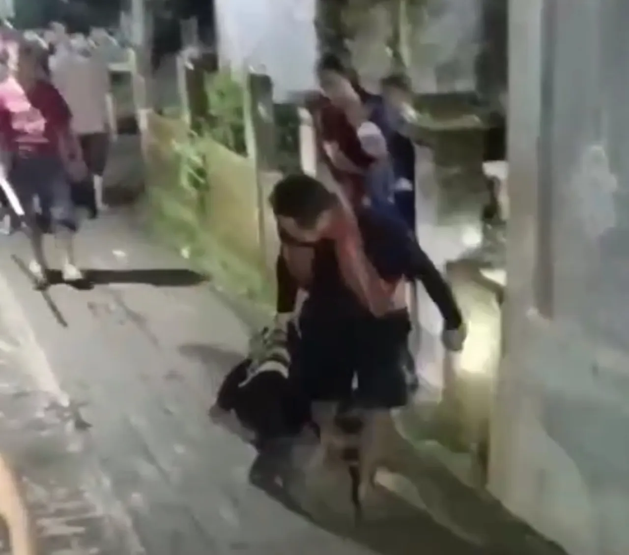 Kepergok Sembunyi di Kolam Ikan, Maling Motor di Wonosobo Dihajar Warga