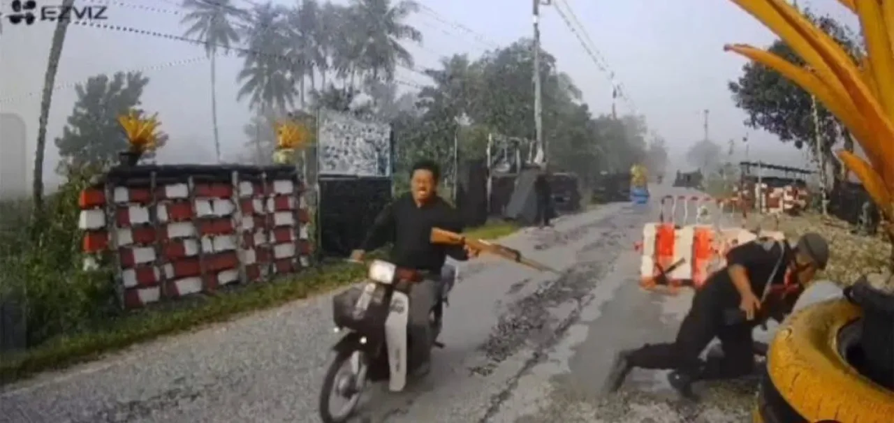 Naik Motor, Pria Ini Tembak Tentara di Pos Pemeriksaan