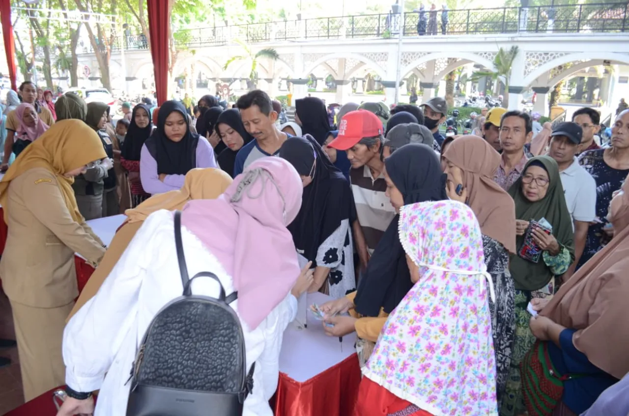 Masyarakat Padati Pendopo Gresik Dalam Gerakan Pangan Murah