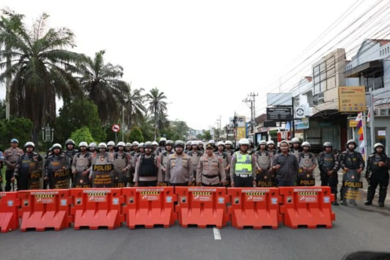 Kapolresta Cilacap Turun Langsung Amankan Mapolresta Cilacap dari Ancaman Massa Anarko