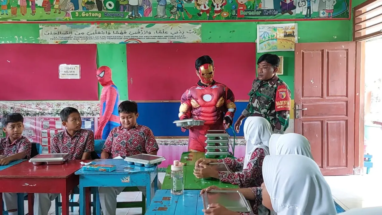 Siswa Siswi Sekolah Dasar di Lamongan Didatangi Spiderman dan Iron Man Antarkan MBG