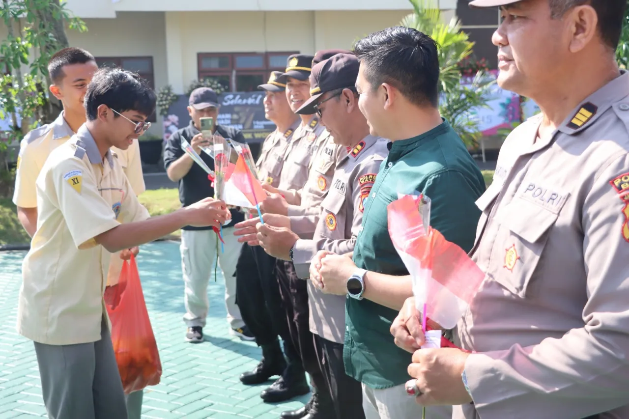 MAN Kota Batu Berikan Kejutan Istimewa Untuk Polres Batu Berikan Bunga dan Jeruk