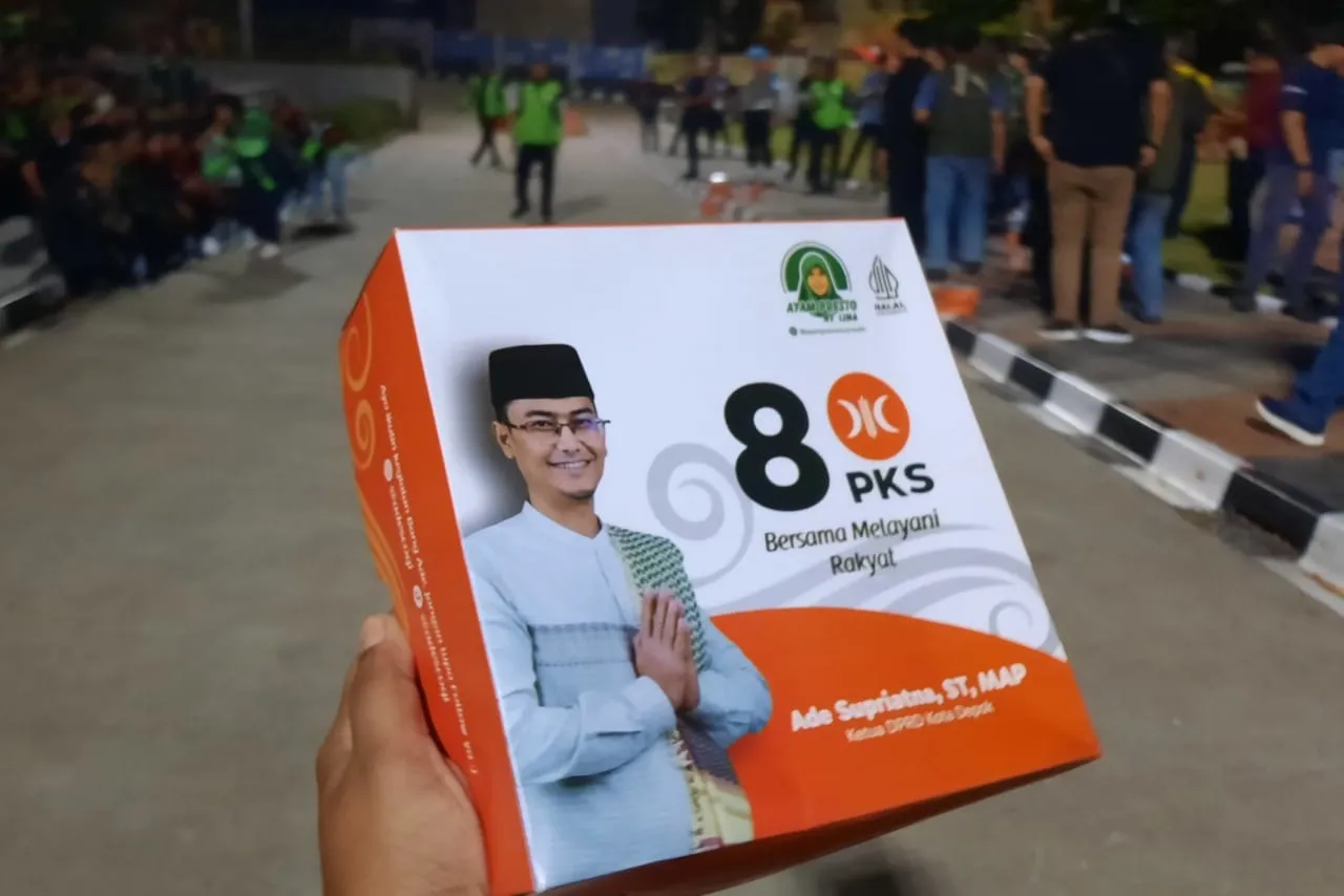 Aksi Damai dan Doa Bersama di Depok Diwarnai dengan Pembagian Nasi Kotak Berlogo Partai