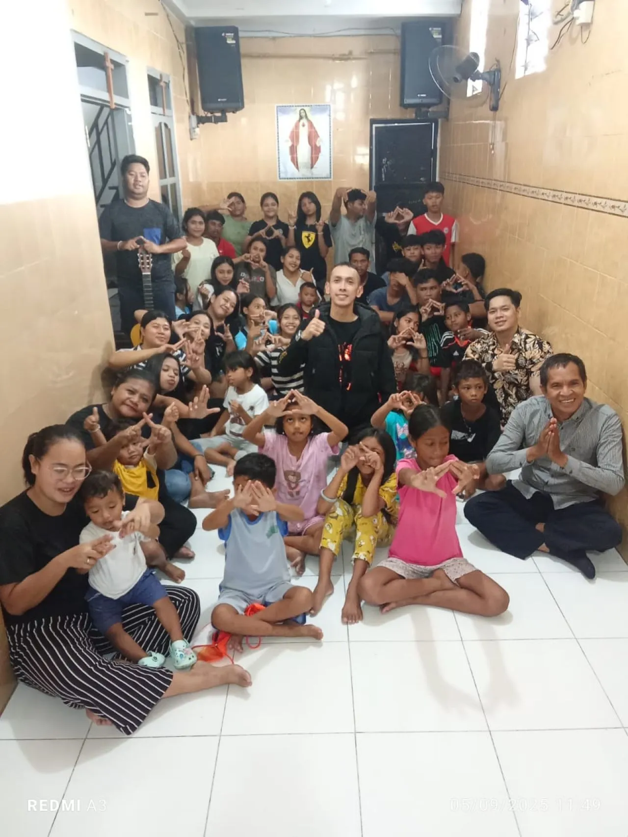 Sentuhan Kasih Advokat PUMI untuk Anak Yatim Piatu di Tengah Pemakaman Kembang Kuning