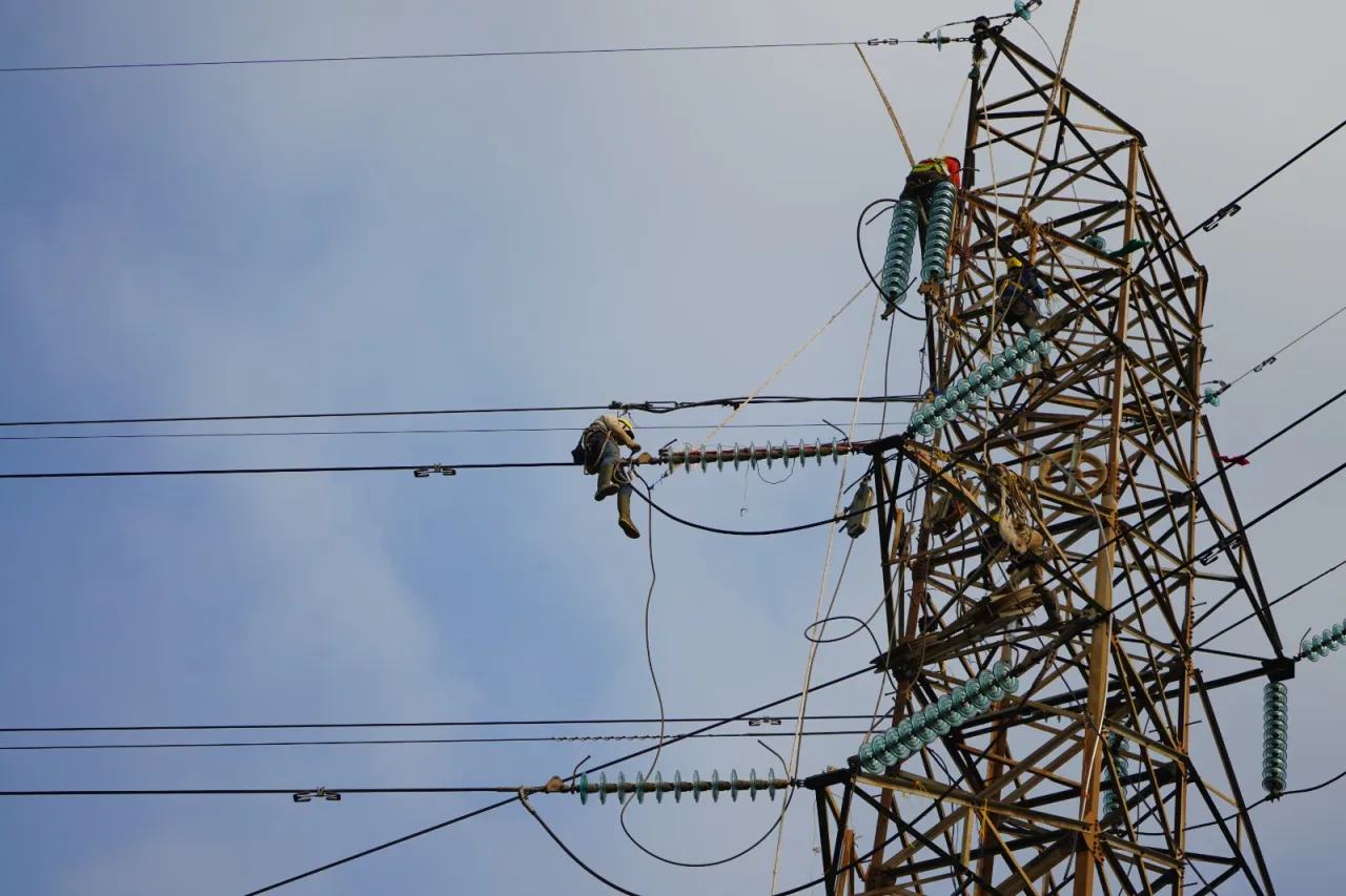 Proyek Rekonduktoring 2 Sirkit SUTT di Mojokerto Selesai, PLN Pastikan Suplai Listrik
