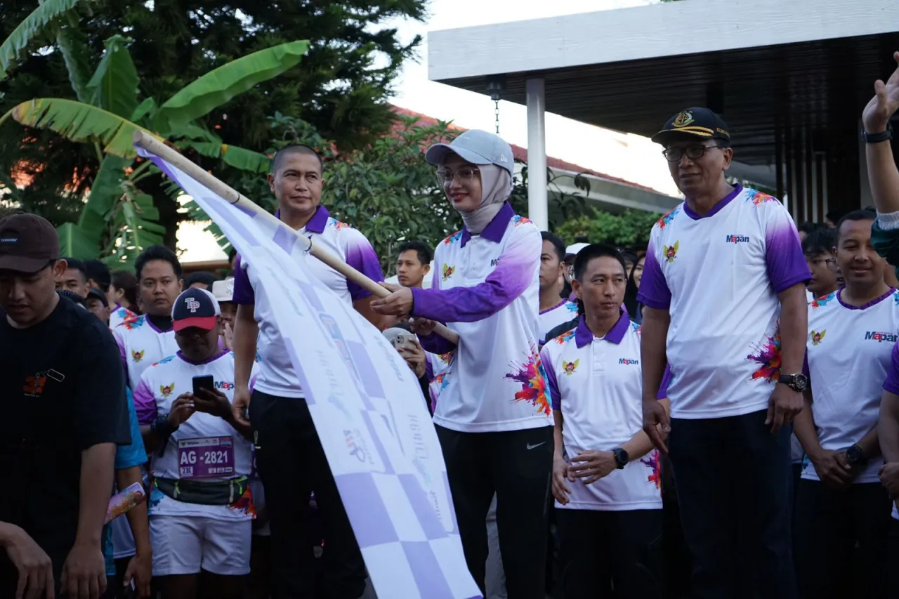 Dorong Gaya Hidup Sehat dan Kenalkan Pariwisata, Mbak Wali Berangkatkan Kota Kediri MAPAN Color Run