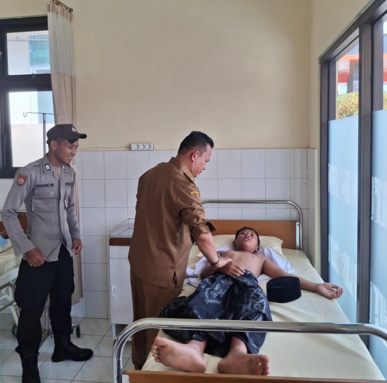 Wabup Madiun dr. Purnomo Hadi, Sigap Tangani Korban Kecelakaan Minibus Elf Rombongan Santri di Balerejo