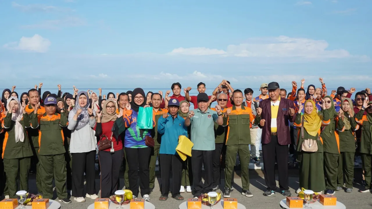 Aksi Bersih Pantai Warnai World Clean Up Day 2025 di Padang