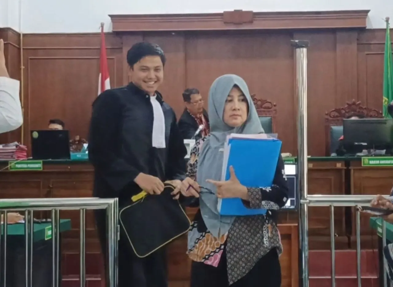 Siram Minyak Panas dan Cekik Suami, dr. Meiti Muljanti Diadili