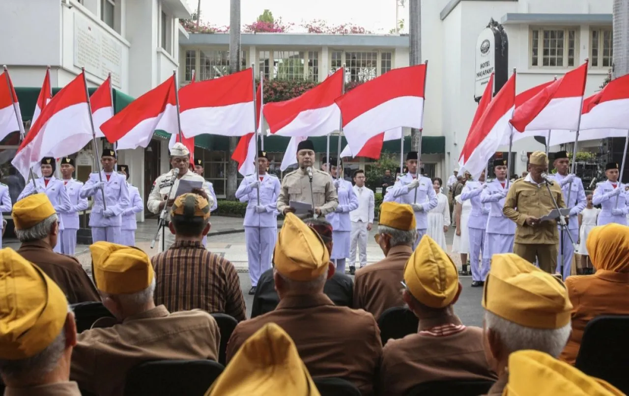 Semangat Gotong Royong Bergema di Teatrikal Perobekan Bendera di Surabaya