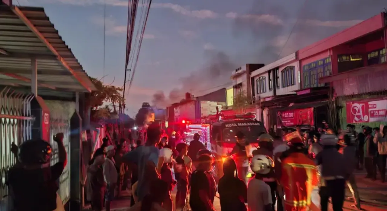 Diwarnai Pelemparan Molotov dan Sejumlah Rumah Terbakar, Bentrok Warga di Makassar Makin Ricuh