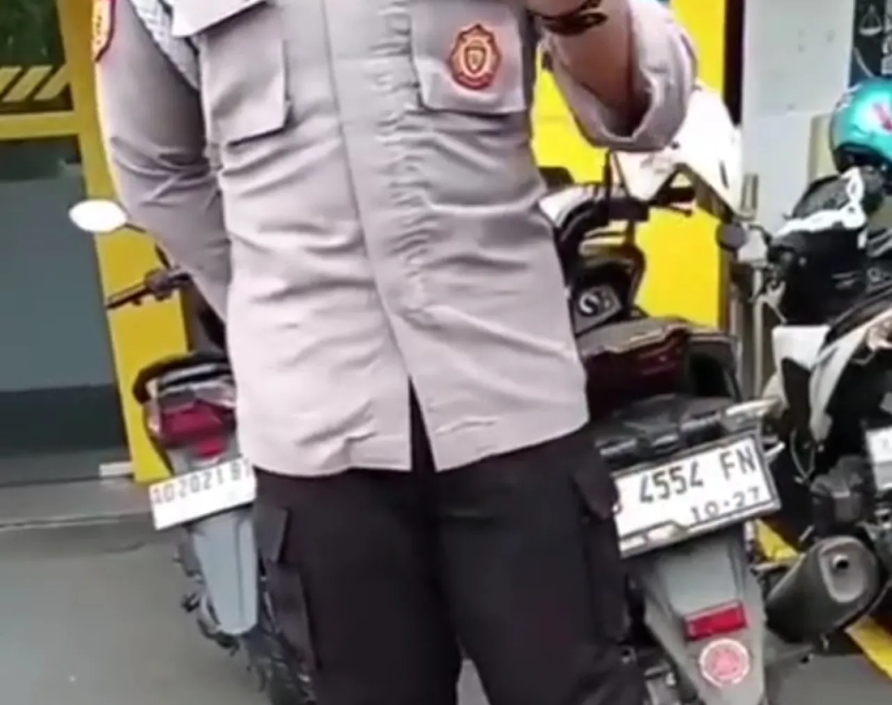 Viral Emak Emak Nekat Siram Bensin Anggota Polisi Polres Sragen Sambil Live Facebook