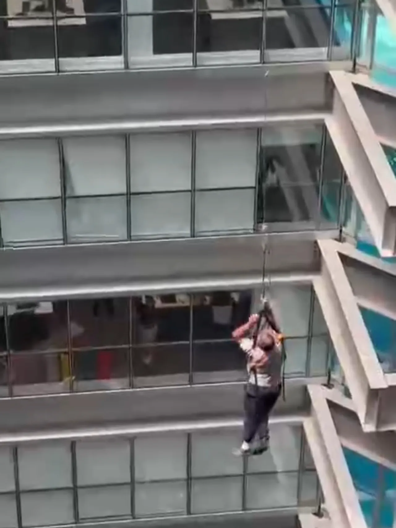 Pasang Kaca Film di Atap Gedung, Pekerja Jatuh lalu Meninggal