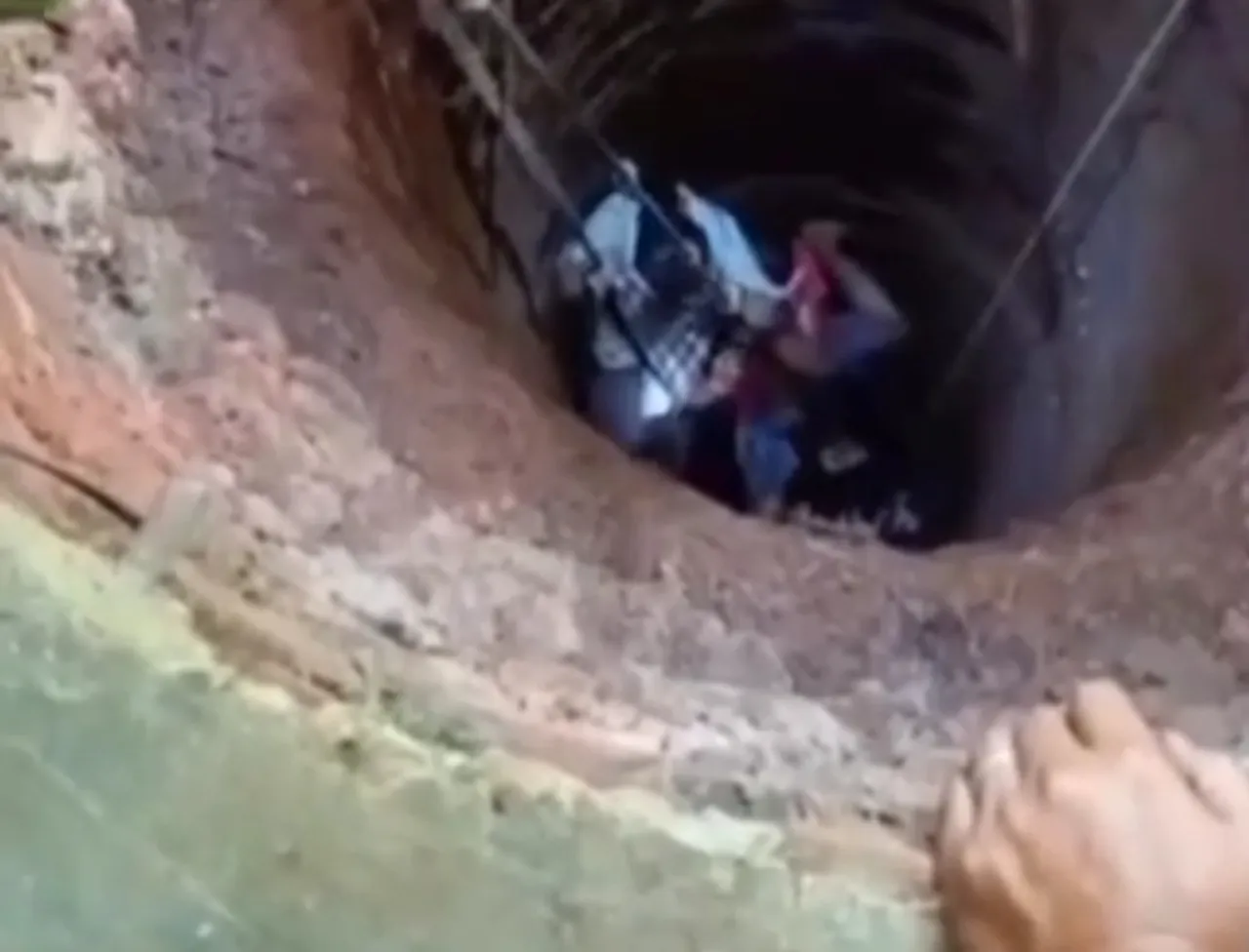 Gadis Remaja Jatuh ke Dalam Sumur Sedalam 10 Meter