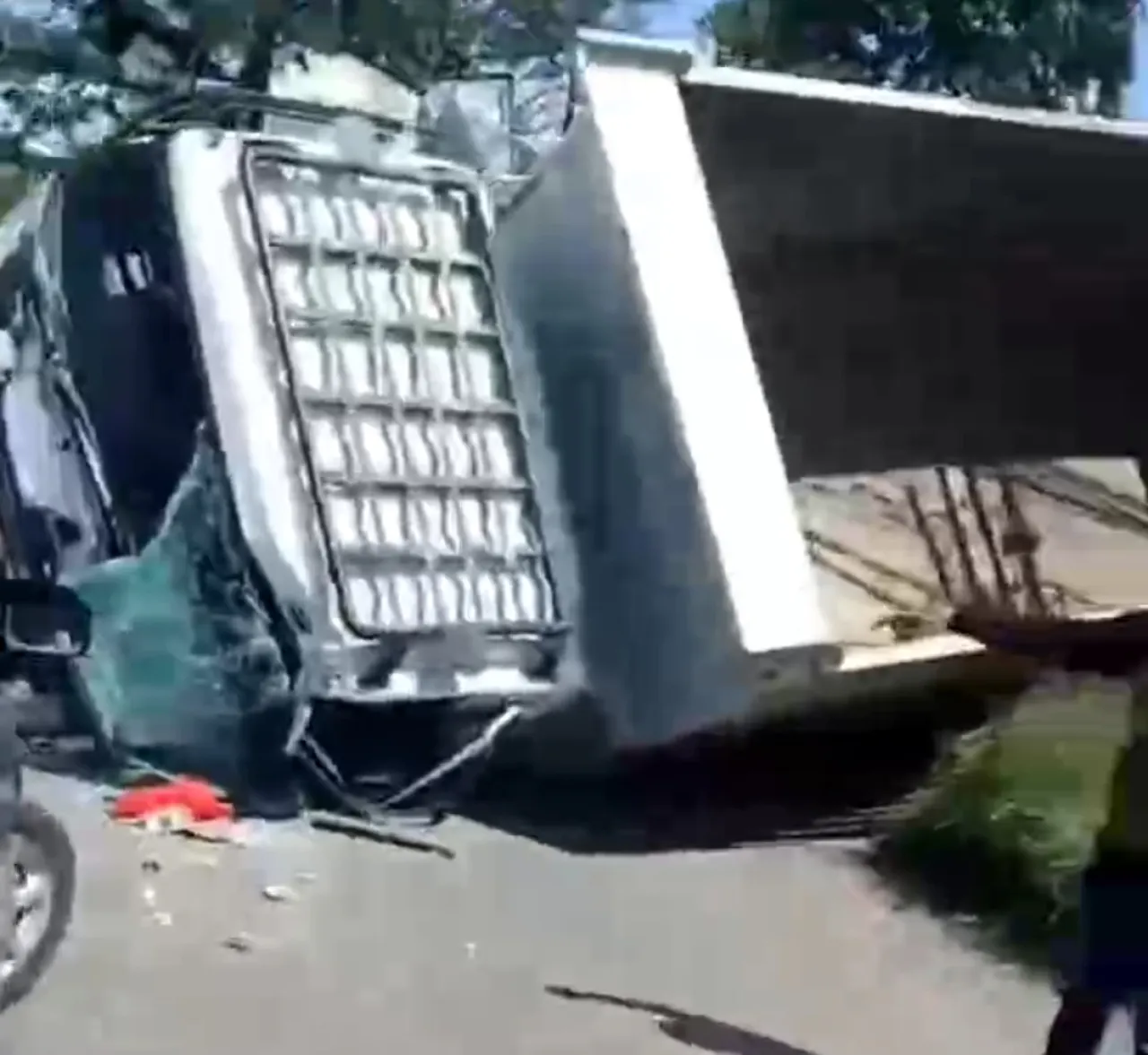 Dump Truk Terjun Bebas dari Jalan Tol, 4 Orang Luka Parah