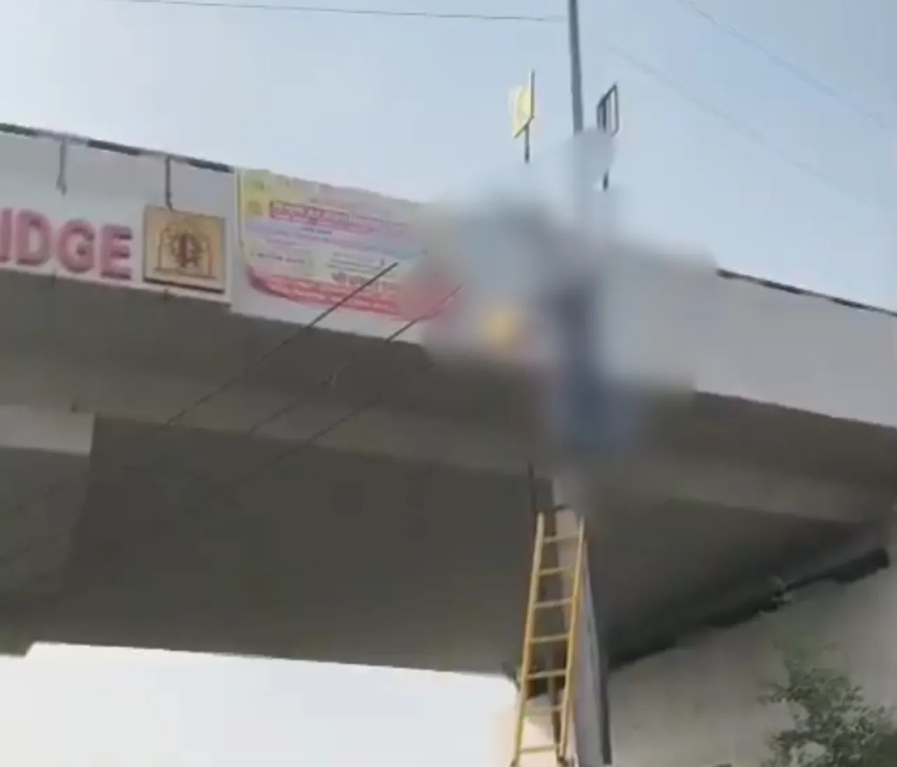 Teknisi Listrik Kesetrum saat Lakukan Perbaikan Tiang Listrik