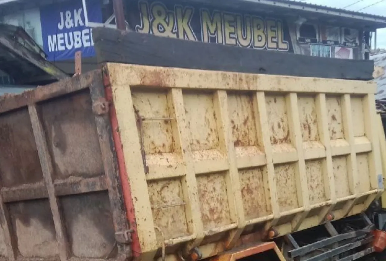 Belok di Tikungan, Motor Dilindas Truk