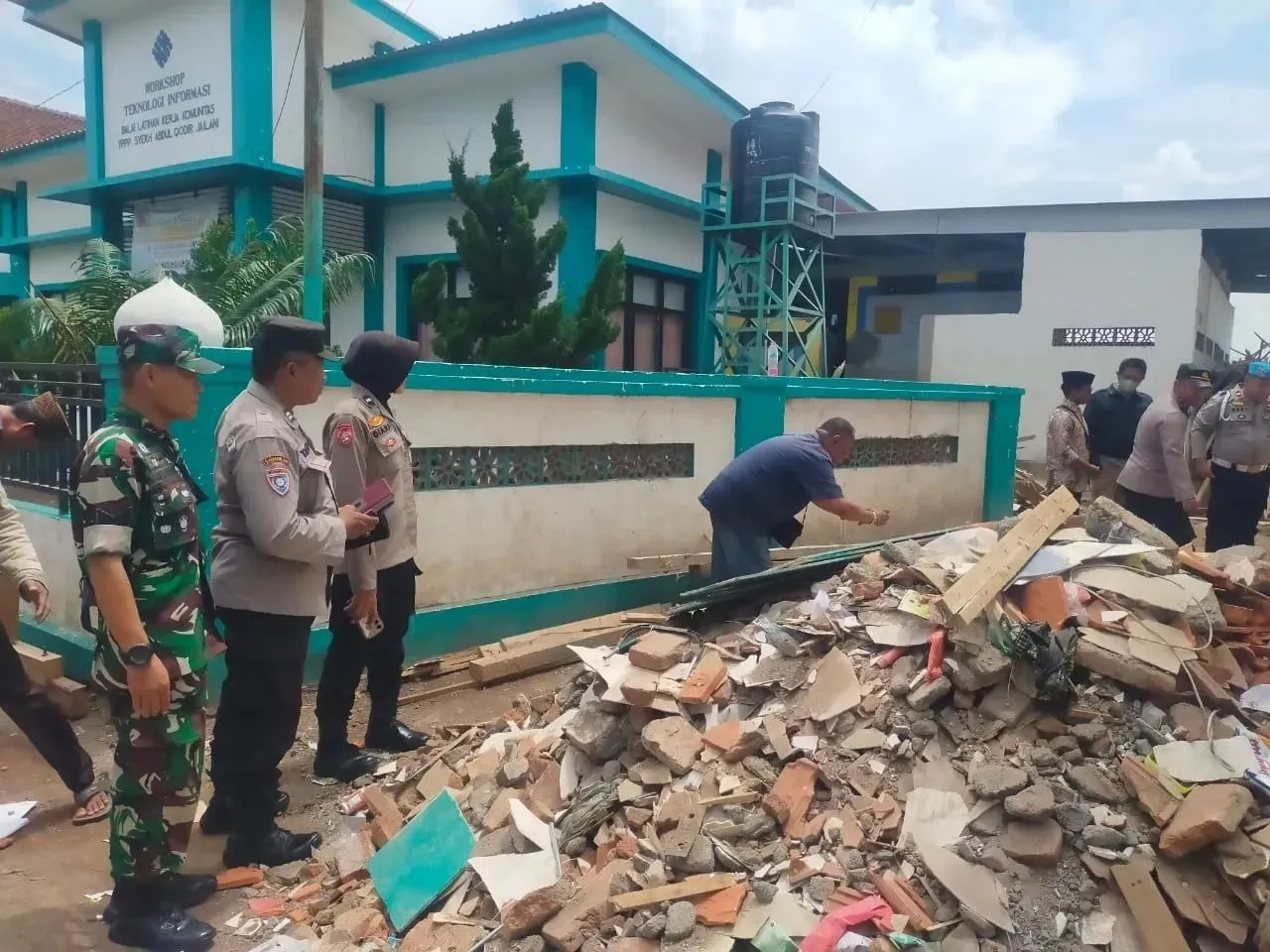 Atap Ponpes di Situbondo Ambruk, 1 Santriwati Meninggal dan 19 Lainnya Luka-Luka