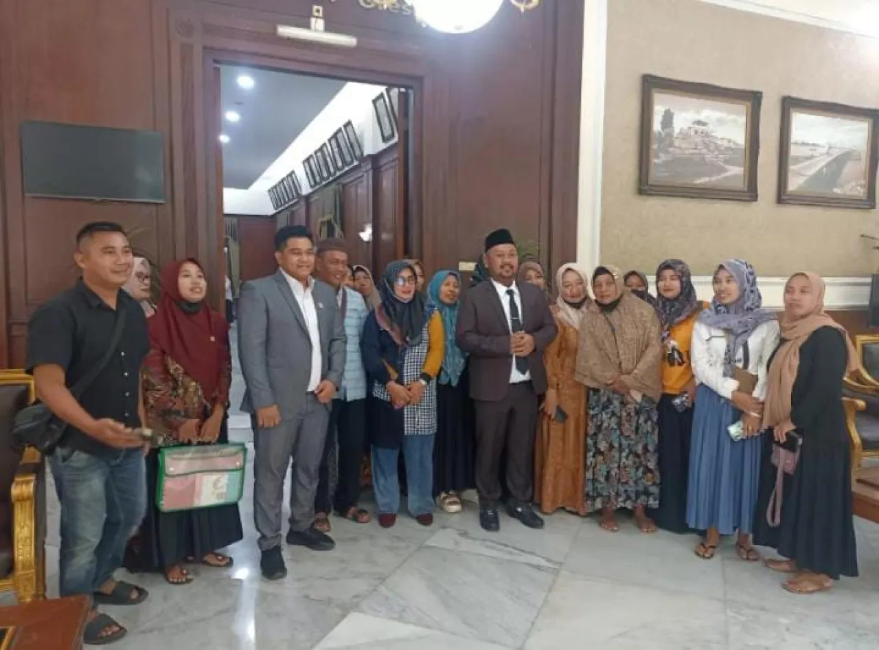 Puluhan warga dari Kecamatan Dukun, Kabupaten Gresik, mendatangi kantor DPRD setempat, Rabu (29/10). Foto: Defit