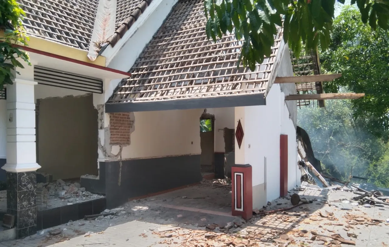 Ada Dugaan Melanggar Ijin, Hotel Milik Pejabat Daerah Ikut Dibongkar BBWS Bengawan Solo
