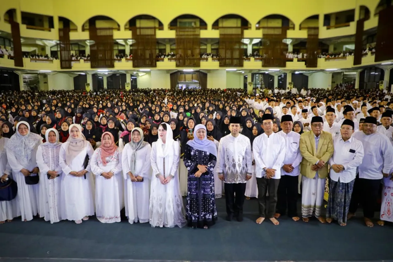 Gubernur Khofifah Bersama 4.000 Hafidz-Hafidzah Gelar Doa untuk Korban Musibah Ponpes Al Khoziny