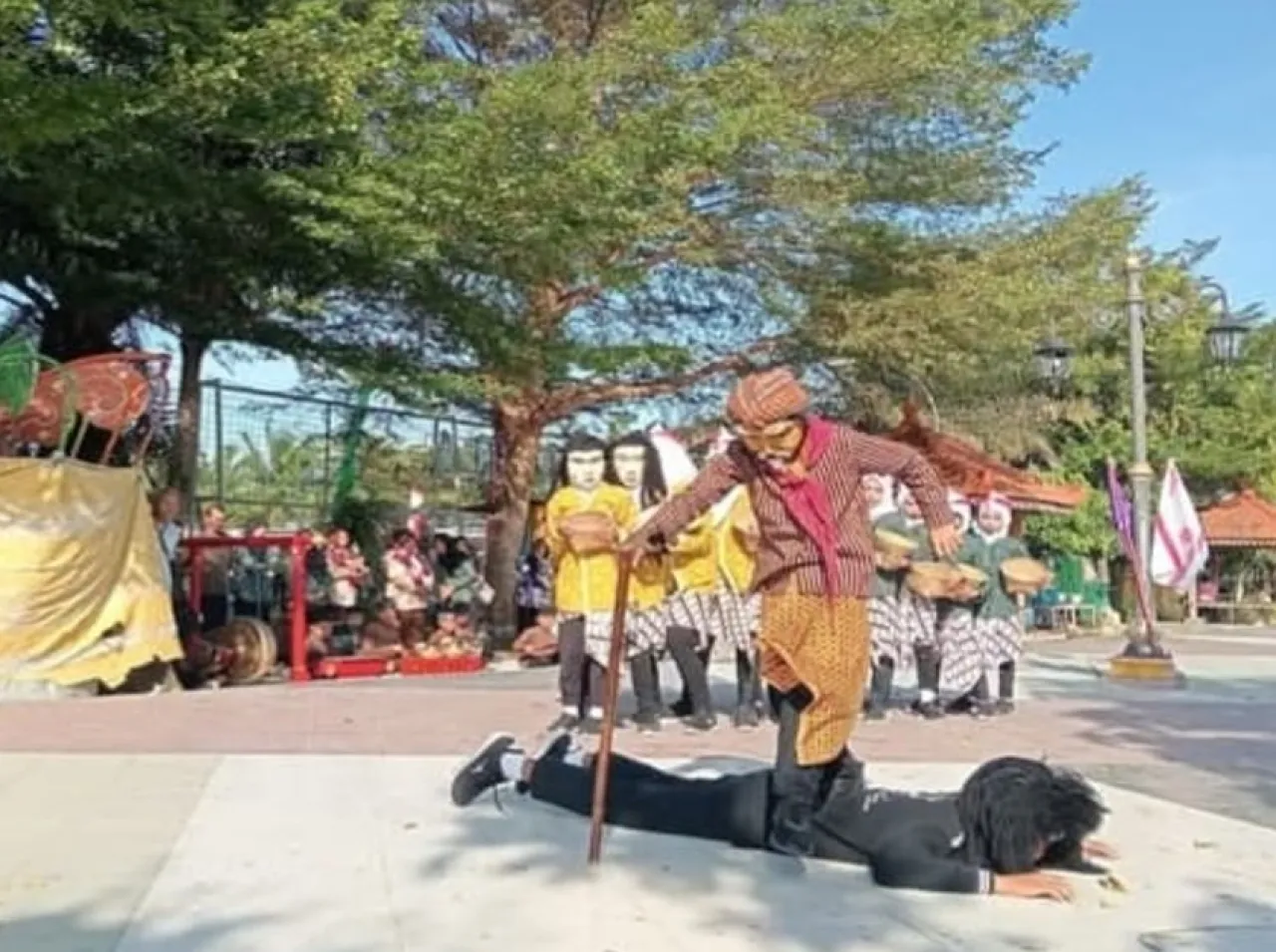 Salah satu adegan Kesenian Tradisional Dongkrek.