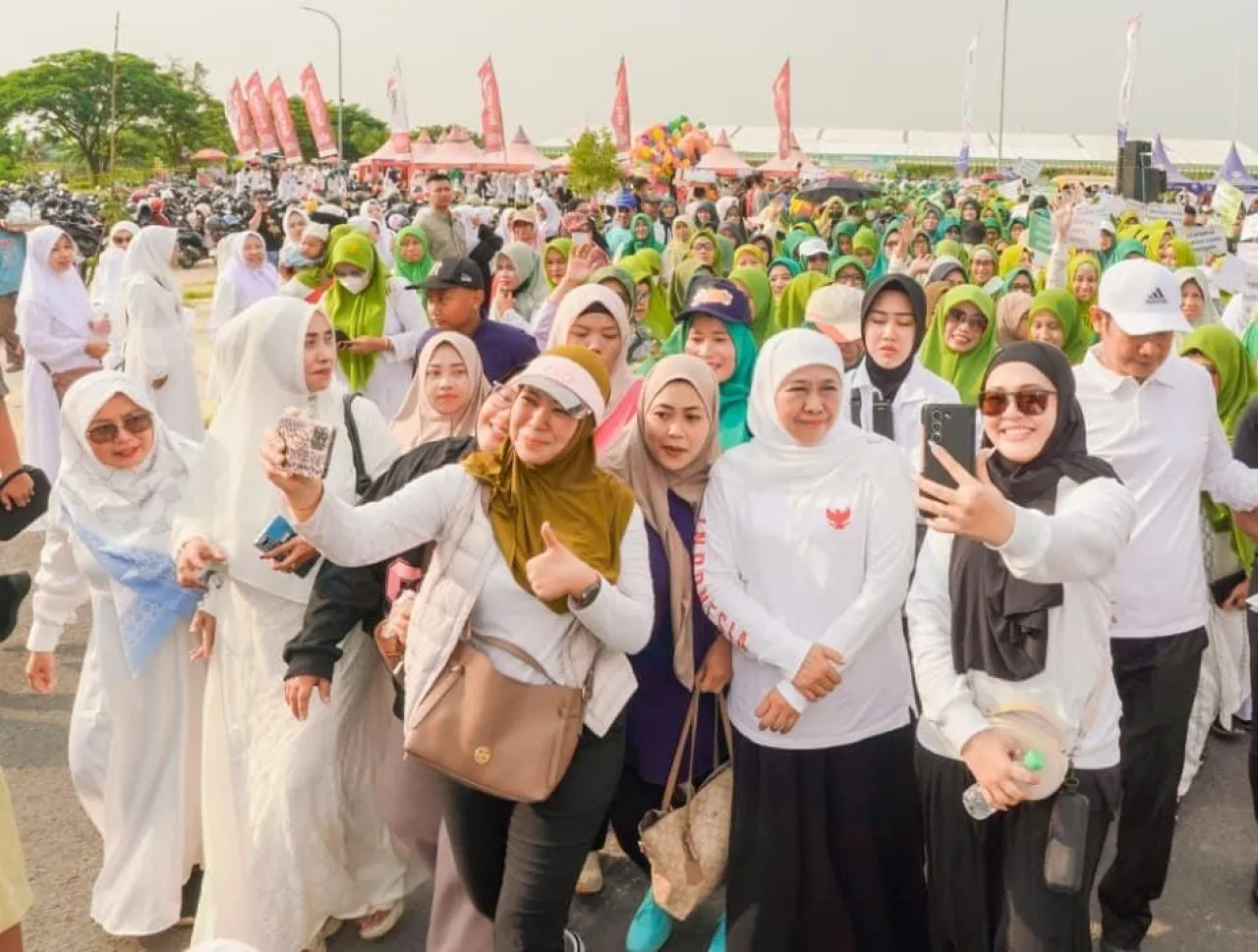Ikuti Jalan Sehat Santri, Khofifah Membaur Bersama Ribuan Masyarakat Lamongan