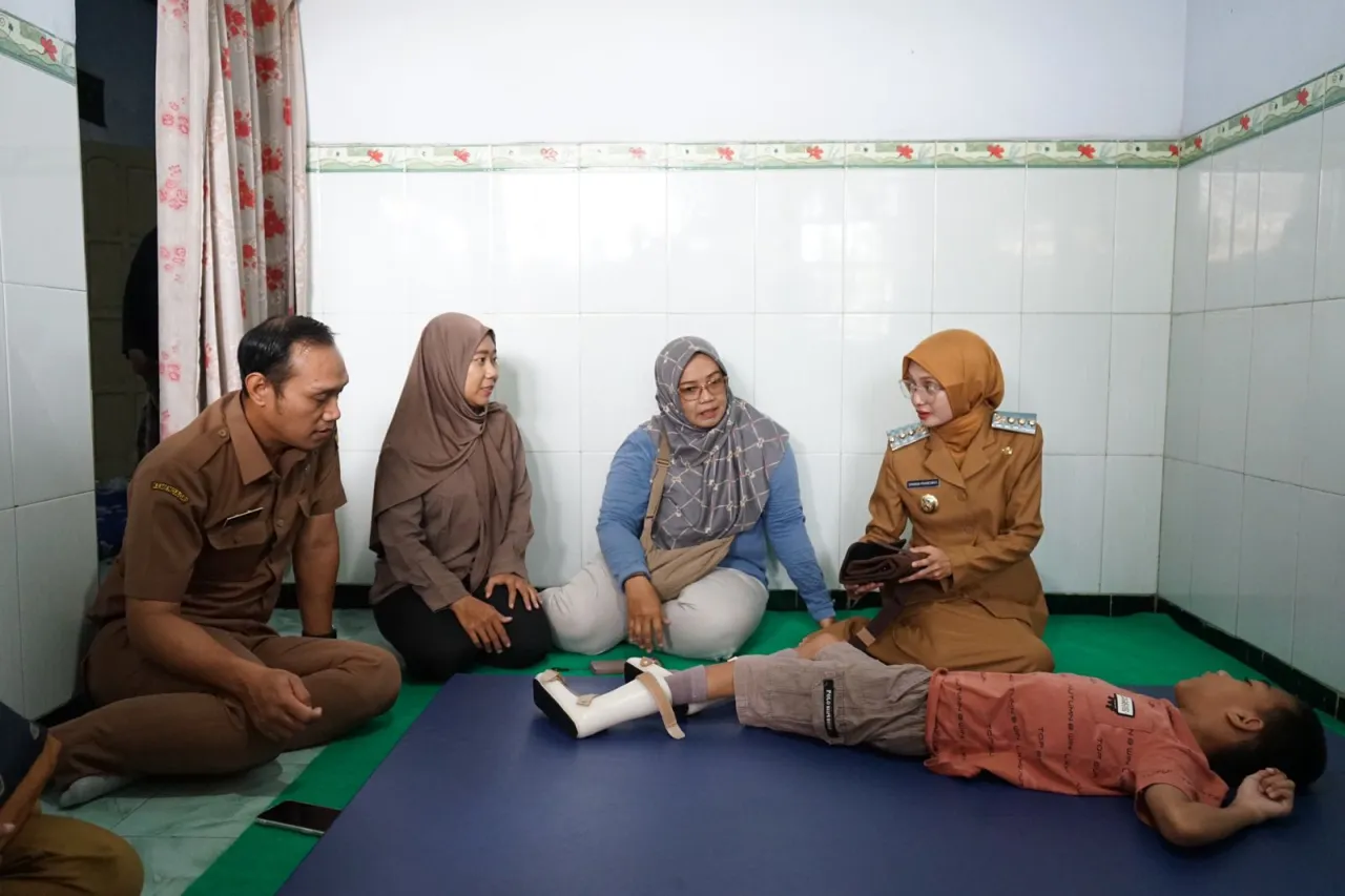 Jadi Semangat Baru, Mbak Wali Serahkan Bantuan Warga Disabilitas