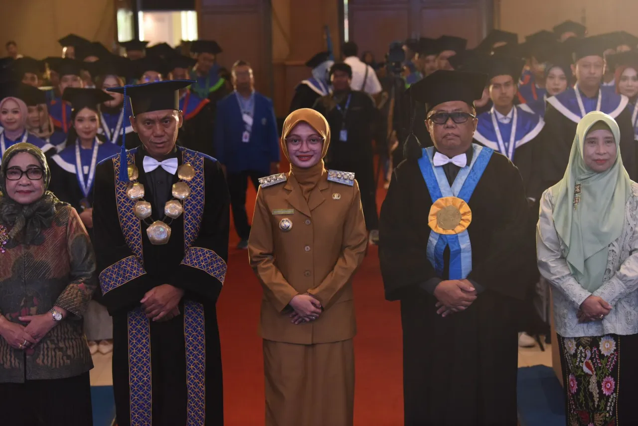 Tiga Kunci Sukses dari Mbak Wali untuk Wisudawan UNP Kediri